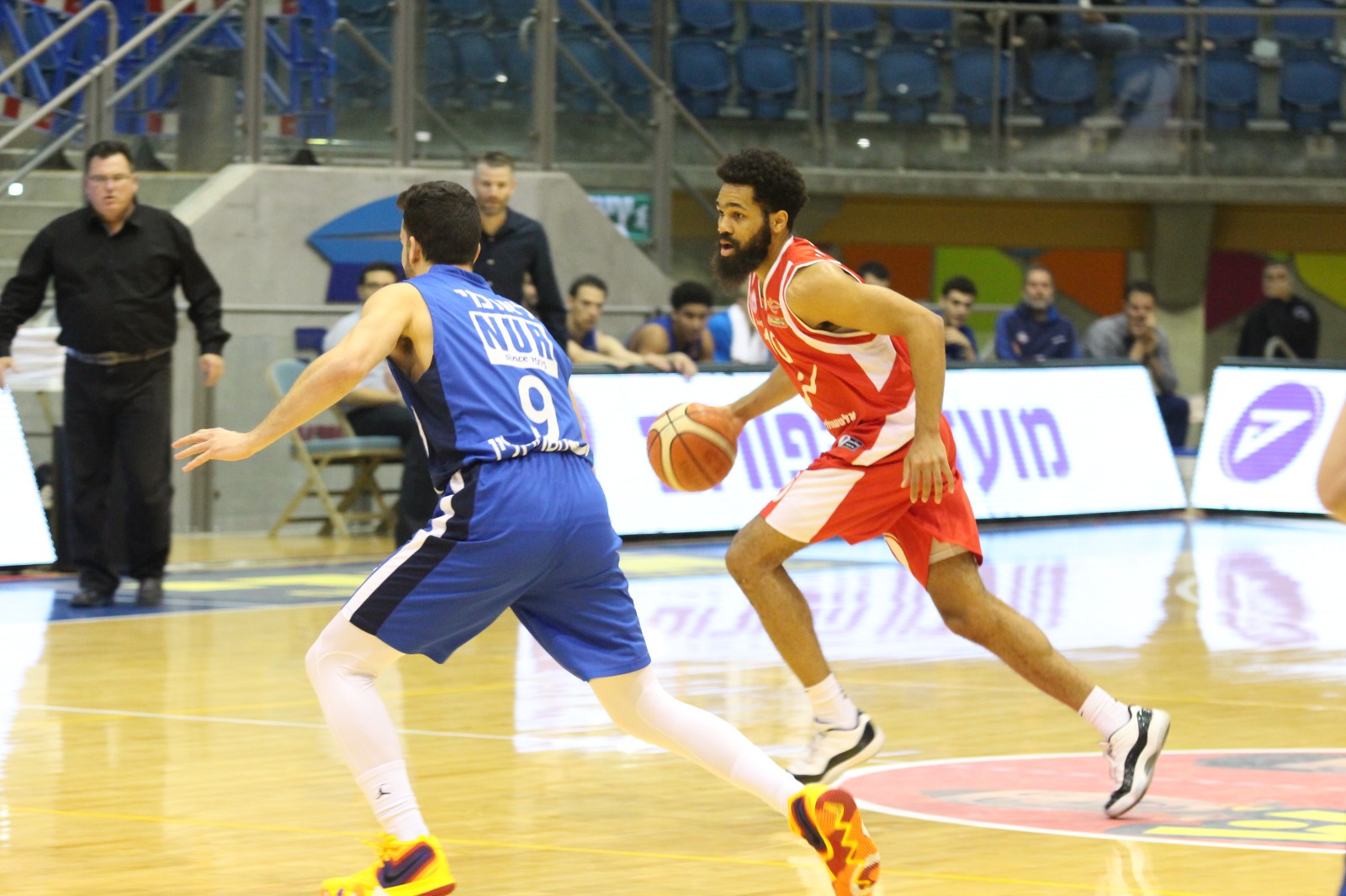 סילאס מאלסון מוביל כדור מול הרצליה. הקלעי המצטיין (צילום: חן אזרן, באדיבות המועדון)